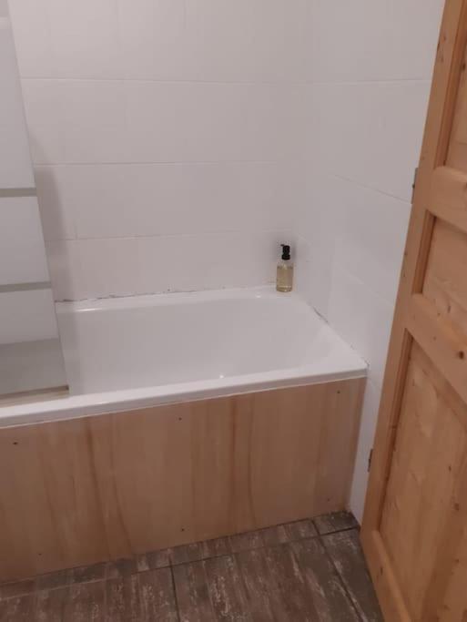 Charmante Maison Renovee, Proche Lac Et Centre-Ville LʼIsle-Jourdain エクステリア 写真